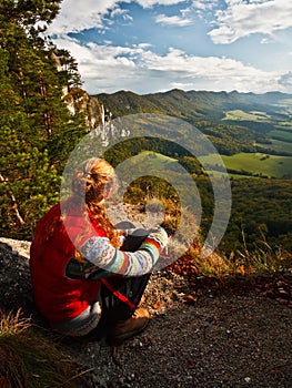 Turista si užíva výhľad.