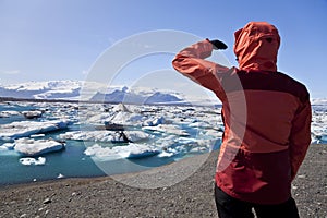 Tramp pozerá na jökulsárlón lagúna island 