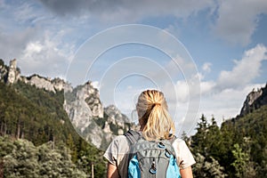 Turista při pohledu na skalnaté hory