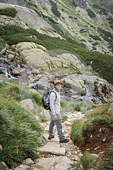 Turista v horách koncept aktívneho životného štýlu