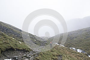 Turista na horách v Lake District, Anglie