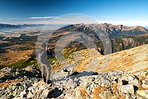 Turista na vrcholu Kriváň ve Vysokých Tatrách vytváří obraz krásné horské krajiny na Slovensku