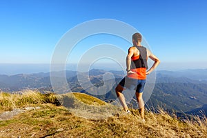 Vagabondo O corridore guarda stimolante montagne 