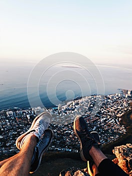 Turista na vrcholu hlavy horských lvů