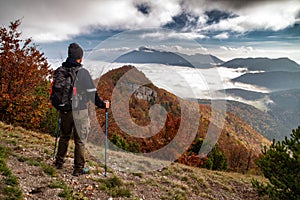 Turista s trekingovými palicami pri pohľade z vrcholu kopca Sip na Slovensku