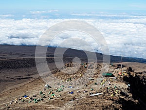 Hikers on the ridge ascend mount kilimanjaro the tallest peak in africa