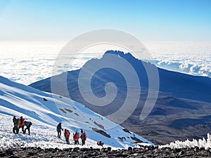 Hikers on the ridge ascend mount kilimanjaro the tallest peak in africa