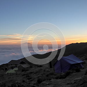 Hikers on the ridge ascend mount kilimanjaro the tallest peak in africa