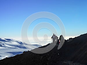 Hikers on the ridge ascend mount kilimanjaro the tallest peak in africa