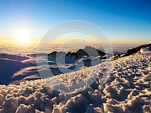 Hikers on the ridge ascend mount kilimanjaro the tallest peak in africa