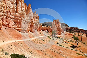 Hiking along the Tower Bridge Trail in Bryce Canyon National Park