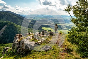 Turistika dívka s batohem při pohledu na krásné letní horské krajiny z kopce Čipcie na Slovensku