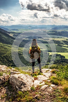 Turistika dívka s batohem při pohledu na krásné letní horské krajiny z kopce Čipcie na Slovensku