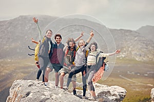 Turismo objetivos montanas a amigos retrato idoneidad aventura o estilo de vida. naturaleza a 