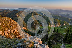 Turistika ve Velké Fatře na Slovensku. Krásný výhled z Tlsty, jarní hory při západu slunce.