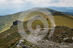 Turistická skalnatá horská cesta vedúca pohorím s nádherným výhľadom. Pohľad na krajinu hrebeňového chodníka Nízke Tatry.