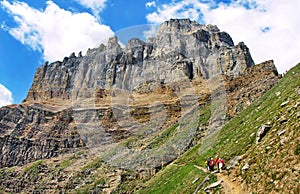 Turismo en rocoso montanas, 