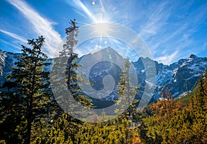 Turistika na pleso v Národnom parku Vysoké Tatry na jeseň a za slnečného dňa. Dramatická zatiahnutá obloha. Zelene pleso, Slovensko