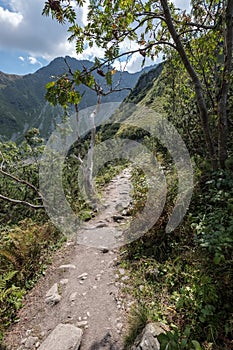 Turistická stezka na vrcholu hory. Tatra, Slovensko