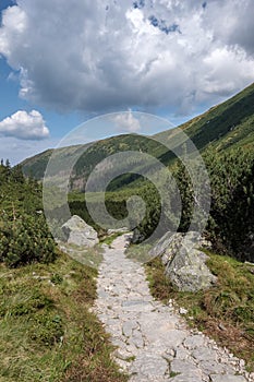 Turistický chodník na vrchole hory. Tatra, Slovensko