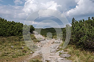 Turistický chodník na vrchole hory. Tatra, Slovensko