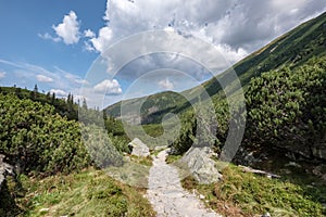 Turistický chodník na vrchole hory. Tatra, Slovensko