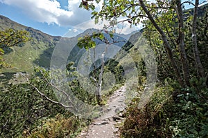 Turistický chodník na vrchole hory. Tatra, Slovensko