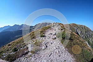 Turistická stezka na vrcholu hory. Tatra, Slovensko