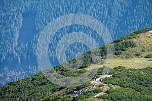 Turistický chodník na vrchole hory. Tatra, Slovensko