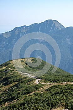 Turistická stezka na vrcholu hory. Tatra, Slovensko