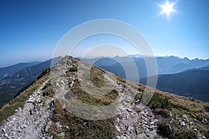 Turistický chodník na vrchole hory. Tatra, Slovensko