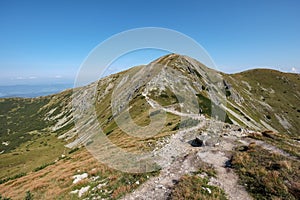 Turistický chodník na vrchole hory. Tatra, Slovensko