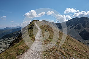 Turistický chodník na vrchole hory. Tatra, Slovensko