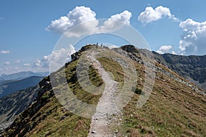 Turistický chodník na vrchole hory. Tatra, Slovensko