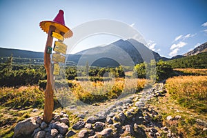 Turistická stezka pod horským vrcholem