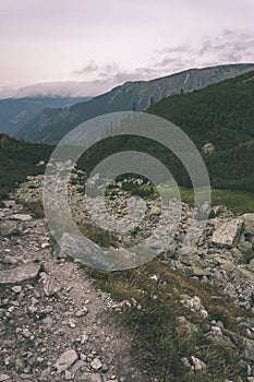 Turistické chodníky na Slovensku Tatry pri jazere