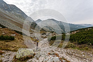 Turistické stezky na Slovensku Tatry u horského jezera