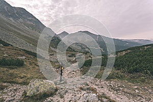 Turistické chodníky na Slovensku Tatry pri jazere