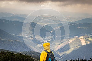 Turistika žena těší výhled na hory