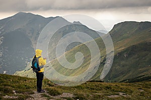 Turistika žena těší výhled na hory