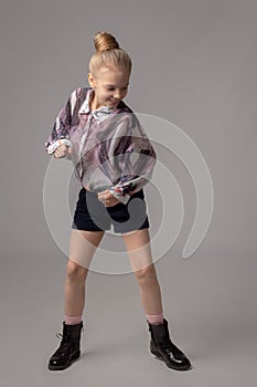 Hild-girl with long hair gathered in a bun