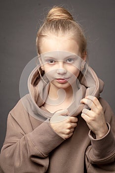 Hild-girl with long hair gathered in a bun