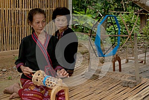 Hilltribe spinning .