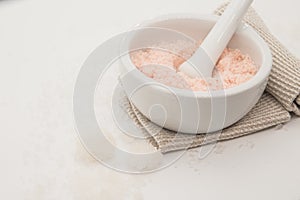 Himalaya Coarse grained salt in a bowl