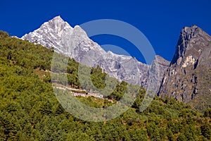 Himalaya mountains on EBC Nepal trek hiking route