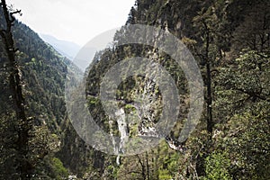 Hindu pilgrims walking to the holy pilgrimage site Yamunotri, Ga