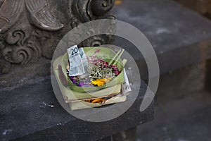 Hinduism - offerings and gifts to god in the temple