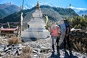 Hingde - A couple posing with the white pagoda