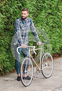 Hipster mand with beard and his fixie bike