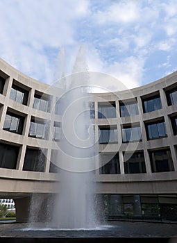 Hirshorn Museum and fountain